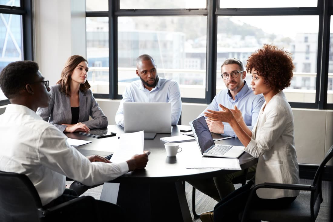 un patio avec des tables et des chaises et l'horizon de la ville en arrière-plan