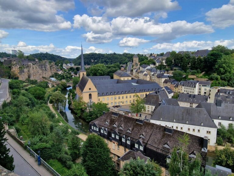 Une vue sur un village au Luxembourg