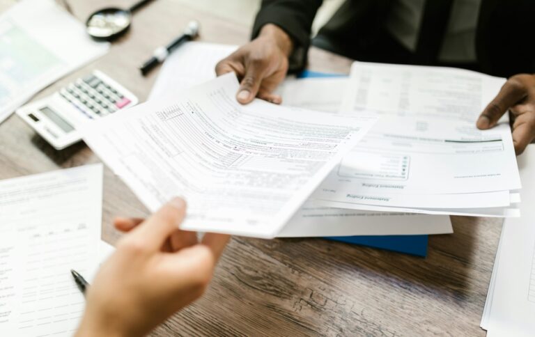 deux personnes qui se donnent des documents