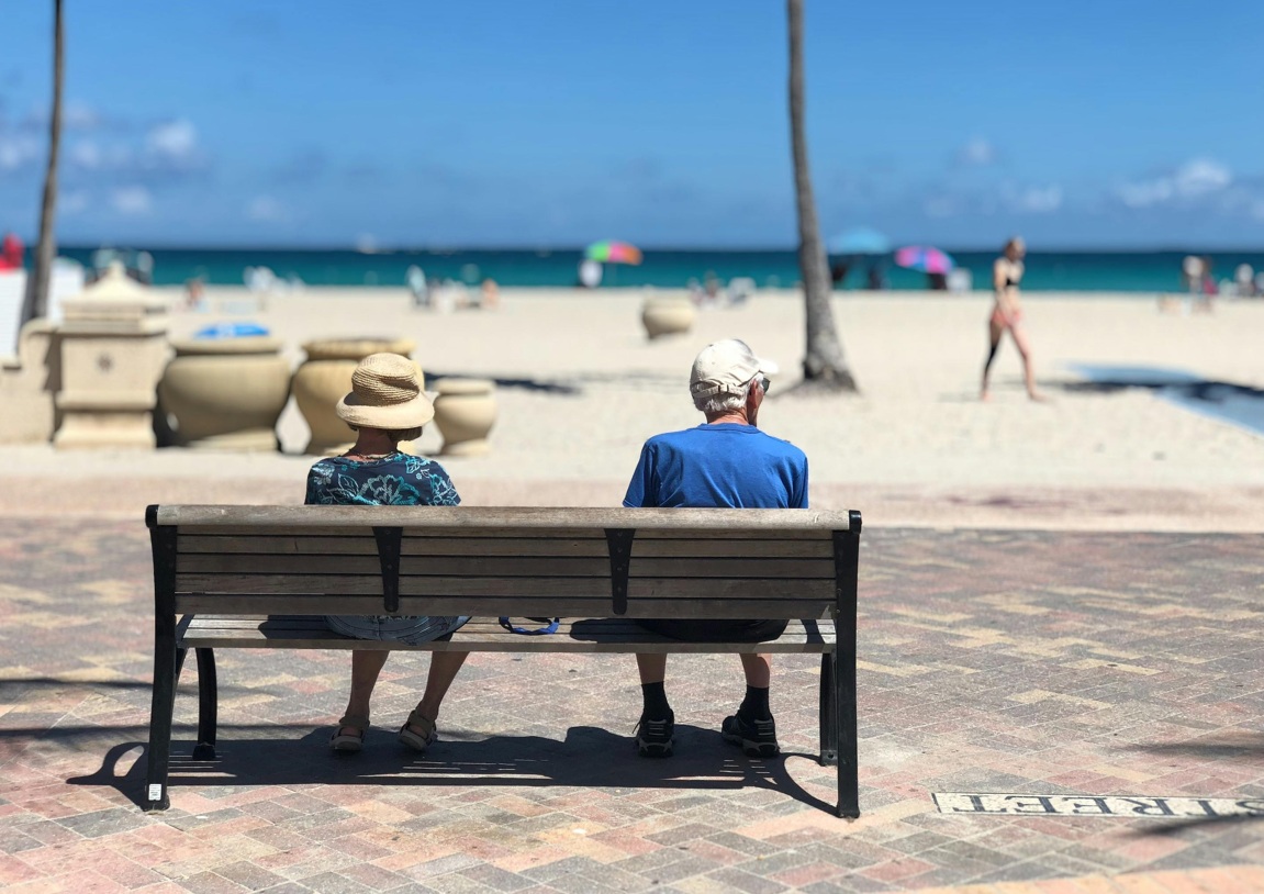 deux retraités sur un banc